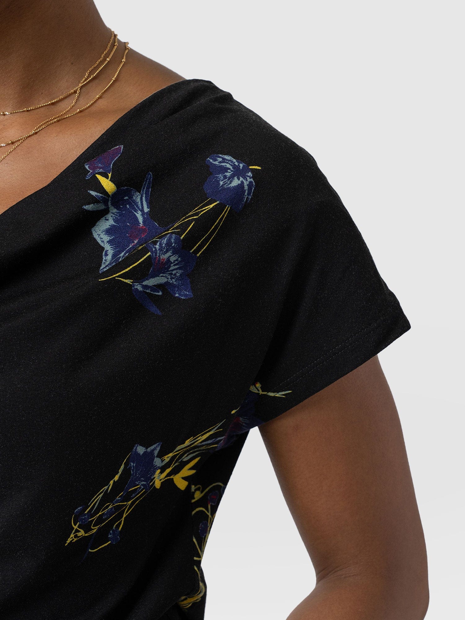 Cowl Neck Tee Blue Lily Gardens - Women's T-Shirts | Saint + Sofia® EU